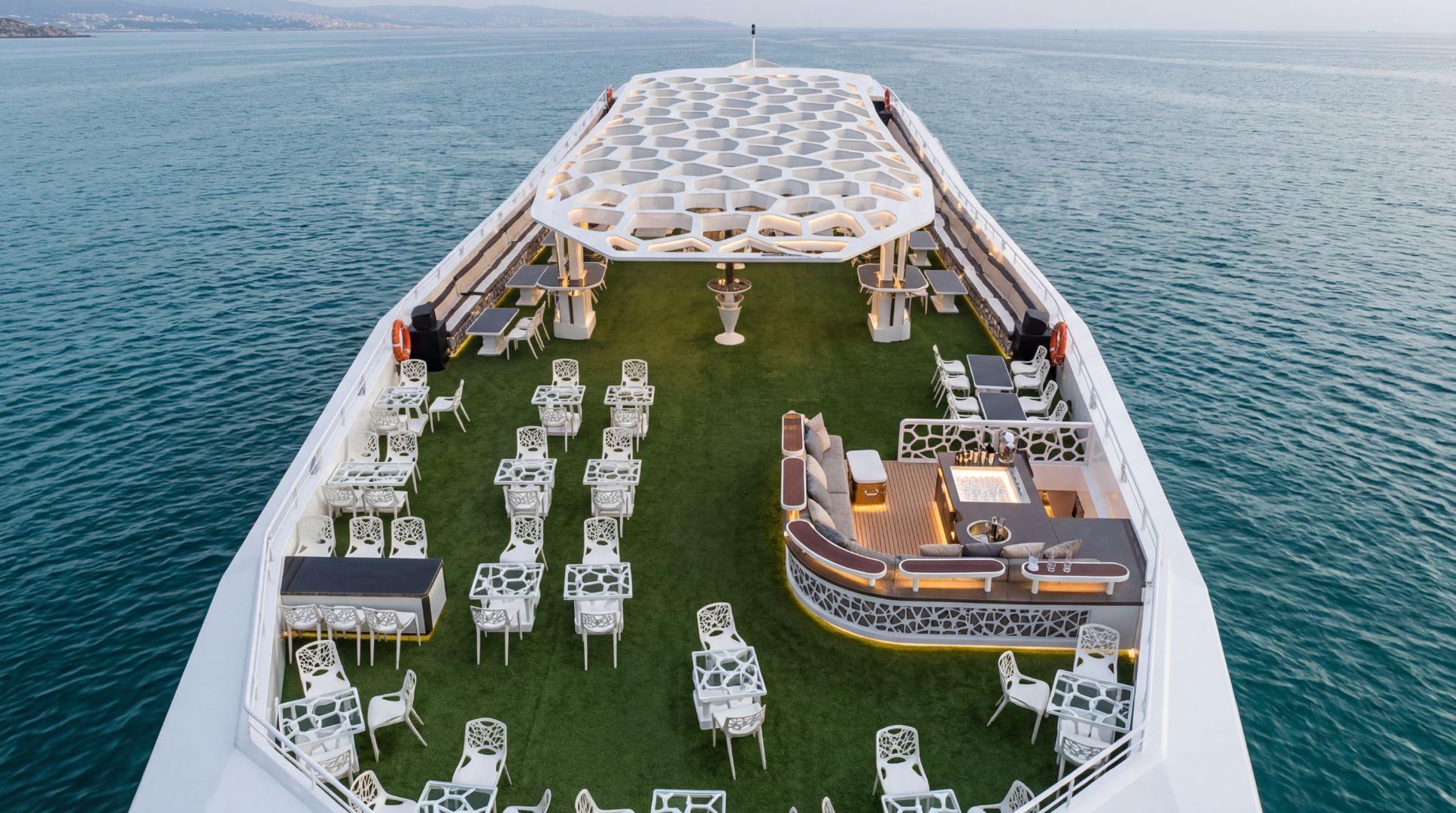 Yacht dinner in Dubai