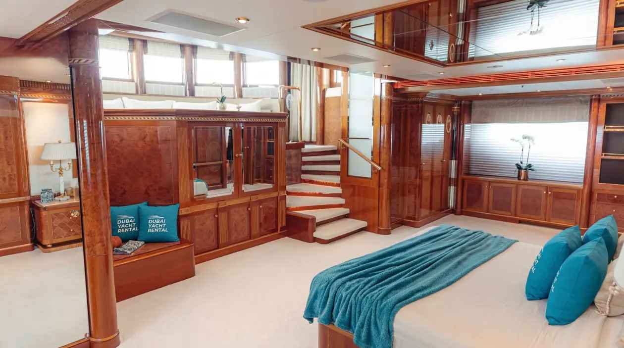 Benetti 200ft Superyacht Dubai — Charter