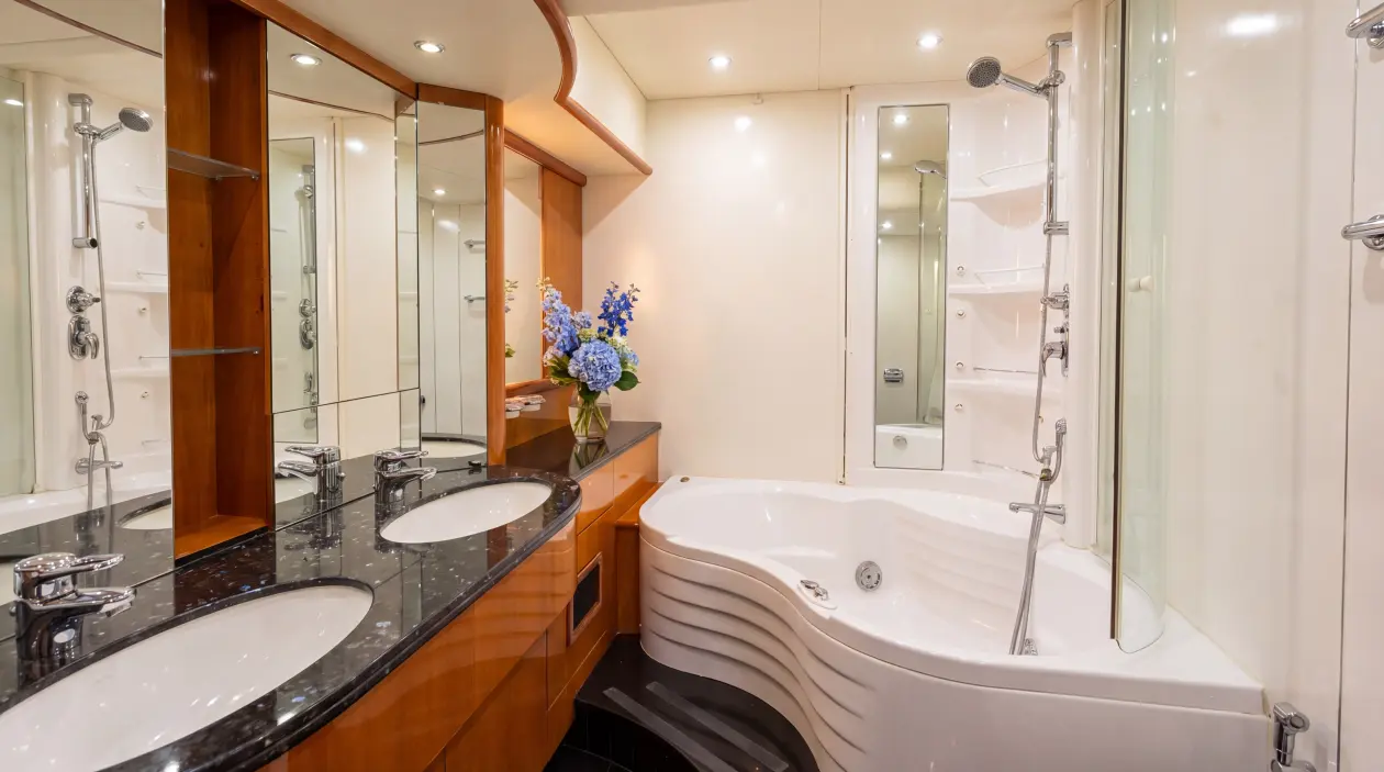 Sunseeker 90ft Motor Yacht, refitted in 2020