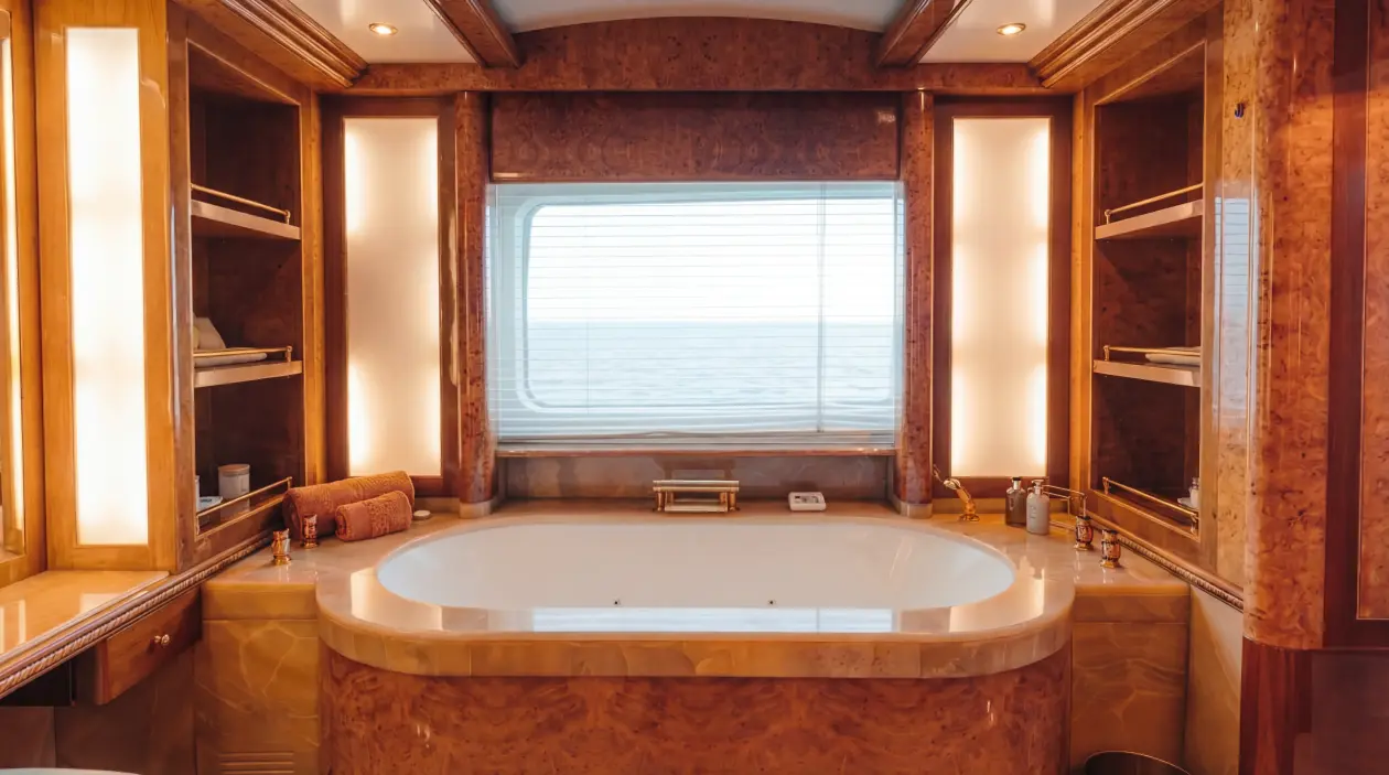 Benetti 200ft Superyacht Dubai — Charter