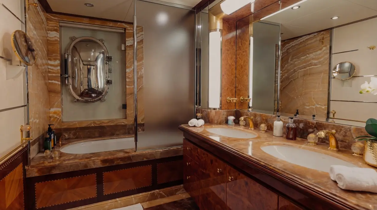 Benetti 200ft Superyacht Dubai — Charter