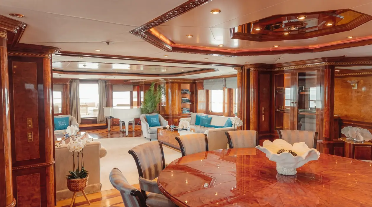 Benetti 200ft Superyacht Dubai — Charter